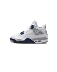 Air Jordan 4 Midnight Navy zijaanzicht wit leren bovenwerk met donkerblauwe en grijze details, frisse ook