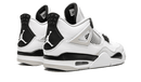 Air Jordan 4 Military Black sneaker met zwart hielstuk en grijze accenten achteraanzicht