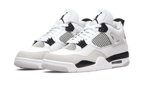 Air Jordan 4 Military Black retro basketbal sneaker met Jumpman logo en mesh panelen vooraanzicht