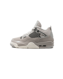 Sneaker in Light Iron Ore en Metallic Silver met nubuck bovenwerk en iconische Air Jordan 4 details.