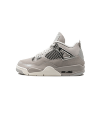 Sneaker in Light Iron Ore en Metallic Silver met nubuck bovenwerk en iconische Air Jordan 4 details.