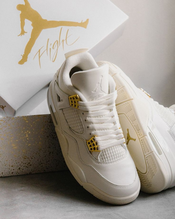 De sneaker gepresenteerd in een stijlvolle setting, toont de gouden accenten en strakke afwerking duidelijk.