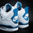 Air Jordan 4 Retro Military Blue met Nike Air logo op de hiel en blauwe accenten achterkant