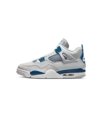 Air Jordan 4 Retro Military Blue sneaker met wit leren bovenwerk, grijze overlays en blauwe details zijaanzicht