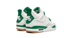 Close-up van de hiel met het Nike Air logo in groen en witte leren panelen.