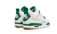 Close-up van de hiel met het Nike Air logo in groen en witte leren panelen.