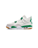 Witte Jordan 4 met groene accenten en gumsole gefotografeerd van de zijkant voor een duidelijk beeld van het silhouet.