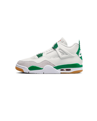 Witte Jordan 4 met groene accenten en gumsole gefotografeerd van de zijkant voor een duidelijk beeld van het silhouet.