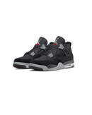 Air Jordan 4 Retro SE Black Canvas sneaker met zwart bovenwerk, witte zool en rode details vooraanzicht