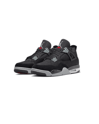 Air Jordan 4 Retro SE Black Canvas sneaker met zwart bovenwerk, witte zool en rode details vooraanzicht