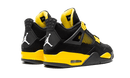 Achteraanzicht van de Air Jordan 4 Thunder 2023, met het Jumpman-logo en felgele middenzool zichtbaar voor sneakerliefhebbers.