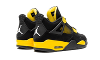 Achteraanzicht van de Air Jordan 4 Thunder 2023, met het Jumpman-logo en felgele middenzool zichtbaar voor sneakerliefhebbers.