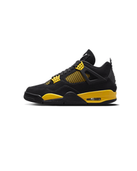 Gedetailleerde zijaanzicht foto van de Air Jordan 4 Thunder 2023 in zwart nubuck met felgele accenten en zichtbare Air unit.