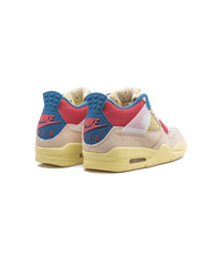 Air Jordan 4 Retro Union Guava Ice achteraanzicht felblauwe hieltab met Union-logo en vintage gele zool, exclusieve collab met Union LA