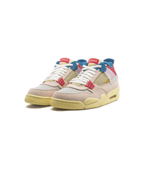 Air Jordan 4 Retro Union Guava Ice vooraanzicht suède en mesh in zachte pastelkleuren met opvallende blauwe veterogen en rode tongdetails