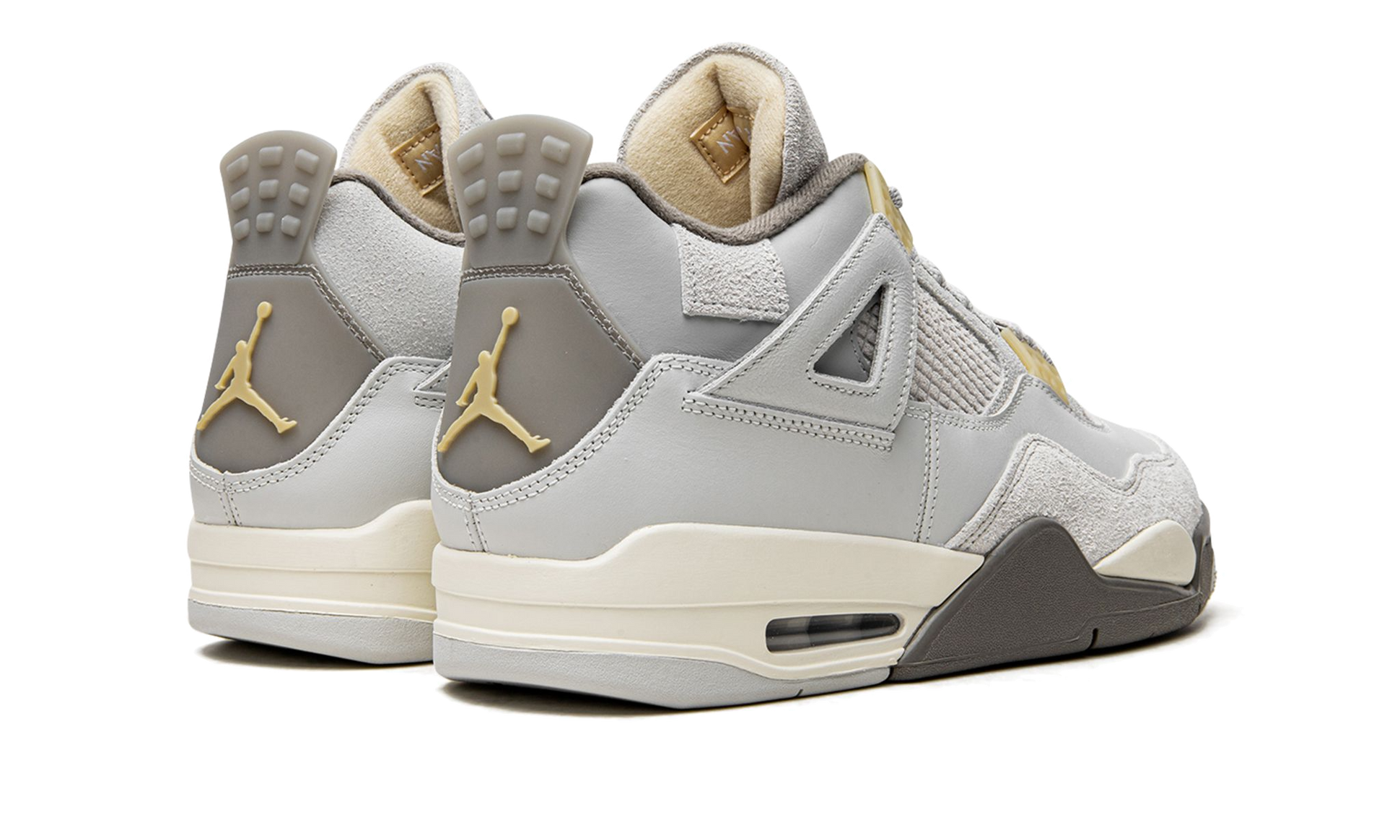 Air Jordan 4 SE Craft Photon Dust sneaker met Jumpman logo en off white hielstuk achteraanzicht