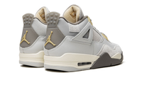 Air Jordan 4 SE Craft Photon Dust sneaker met Jumpman logo en off white hielstuk achteraanzicht