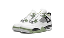 Air Jordan 4 Seafoam gedragen met casual outfit, wit bovenwerk en Seafoam groene middenzool zichtbaar