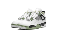 Air Jordan 4 Seafoam gedragen met casual outfit, wit bovenwerk en Seafoam groene middenzool zichtbaar