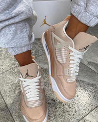 Nike Air Jordan 4 Shimmer - Lichtroze hoge dames schoen met witte veters en witte details