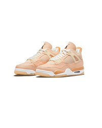 Air Jordan 4 Shimmer sneaker met nubuck bovenwerk, oranje quartz middenzool en zilveren accenten vooraanzicht