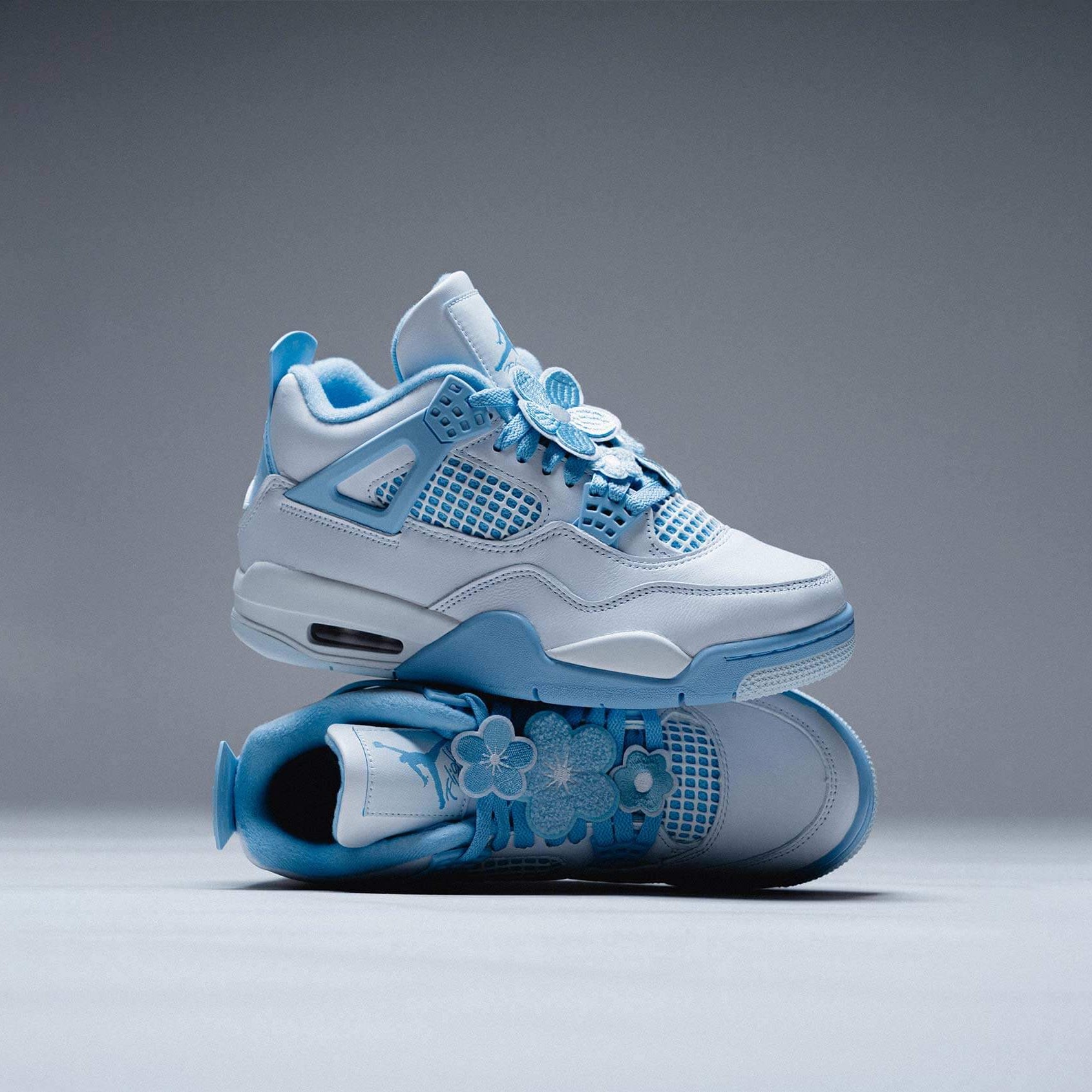 Air Jordan 4 WMNS Forget Me Not sneaker met Blue Tint accenten en witte middenzool achterkant