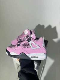 Air Jordan 4 WMNS Orchid in foto studio in hand