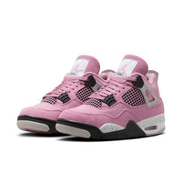 Air Jordan 4 WMNS Orchid schuin vooraanzicht Roze Nike Jordan 4 met mesh panelen en zwarte middenzool
