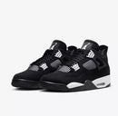 Air Jordan 4 White Thunder schuin vooraanzicht met mesh panelen en zichtbare Air unit in witte middenzool
