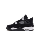 Air Jordan 4 White Thunder zijaanzicht in zwart nubuck met witte details, strak en tijdloos contrast voor streetwear en casual outfits
