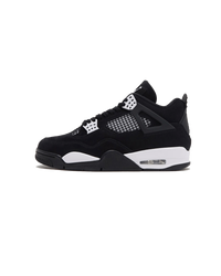 Air Jordan 4 White Thunder zijaanzicht in zwart nubuck met witte details, strak en tijdloos contrast voor streetwear en casual outfits