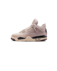 Air Jordan 4 x A Ma Maniére Fossil Stone sneaker in beige suède met Burgundy Crush en Metallic Pewter details zijaanzicht