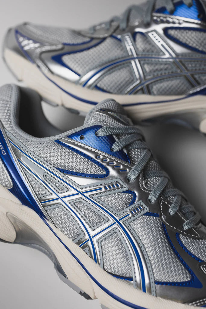ASICS GT-2160 Piedmont Grey Deep Marine on-feet gecombineerd met een donkere jeans voor een casual sportieve stijl

