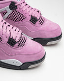 Air Jordan 4 WMNS Orchid close up van roze/paarse suede stof en veters en zwarte details