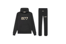 Studiofoto van de Fear of God Essentials IRON 1977 Full Set bestaande uit hoodie en sweatpants in zwarte kleur met 1977 opdruk