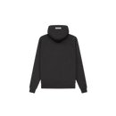 Detail van het 1977-logo, thick cotton en capuchonconstructie van de Essentials Iron Hoodie – minimalistisch maar uitgesproken look via Snrkickz