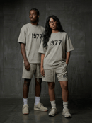Fear of God Essentials 1977 Dark Oatmeal Summer Set | Gratis Verzending 
