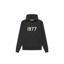 Fear of God Essentials 1977 Hoodie Iron – voorkant met oversized pasvorm, grijze kleur en iconisch 1977-logo op de borst via Snrkickz