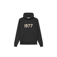 Fear of God Essentials 1977 Hoodie Iron – voorkant met oversized pasvorm, grijze kleur en iconisch 1977-logo op de borst via Snrkickz