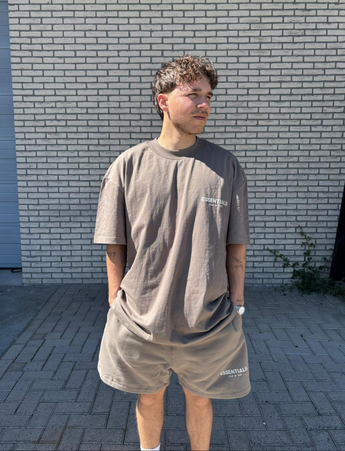 Fear of God Essentials Desert Taupe Summer set model | Gratis Verzending 