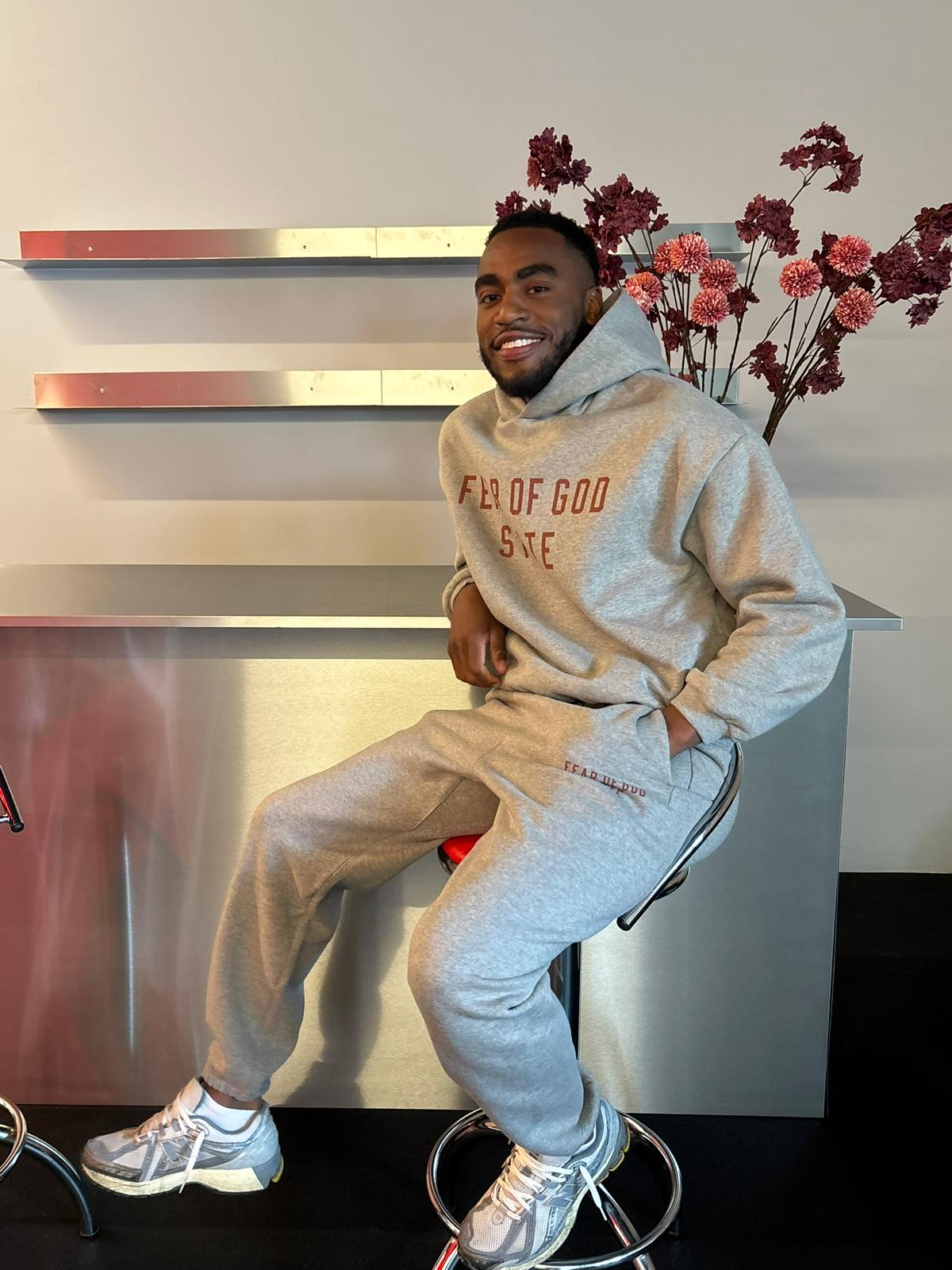 Fear of God Essentials FW24 State Grey Full Set | Gratis Verzending model on body
