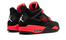 Jordan 4 Retro Red Thunder sneaker met rode mesh panelen en zwarte veterconstructie bovenaanzicht