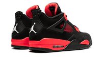 Jordan 4 Retro Red Thunder sneaker met rode mesh panelen en zwarte veterconstructie bovenaanzicht