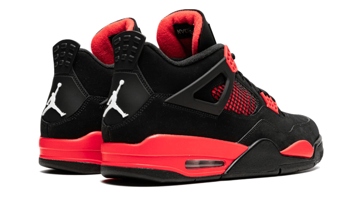 Jordan 4 Retro Red Thunder sneaker met rode mesh panelen en zwarte veterconstructie bovenaanzicht