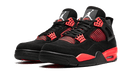 Jordan 4 Retro Red Thunder sneaker met felrode midsole en zwarte bovenkant vooraanzicht