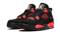 Jordan 4 Retro Red Thunder sneaker met felrode midsole en zwarte bovenkant vooraanzicht