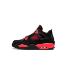 Jordan 4 Retro Red Thunder sneaker in zwart nubuck met rode details en Jumpman-logo zijaanzicht