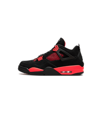 Jordan 4 Retro Red Thunder sneaker in zwart nubuck met rode details en Jumpman-logo zijaanzicht