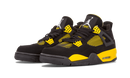Jordan 4 Retro Thunder 2023 sneaker met zwarte bovenkant, gele midsole en mesh panelen vooraanzicht