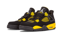 Jordan 4 Retro Thunder 2023 sneaker met zwarte bovenkant, gele midsole en mesh panelen vooraanzicht